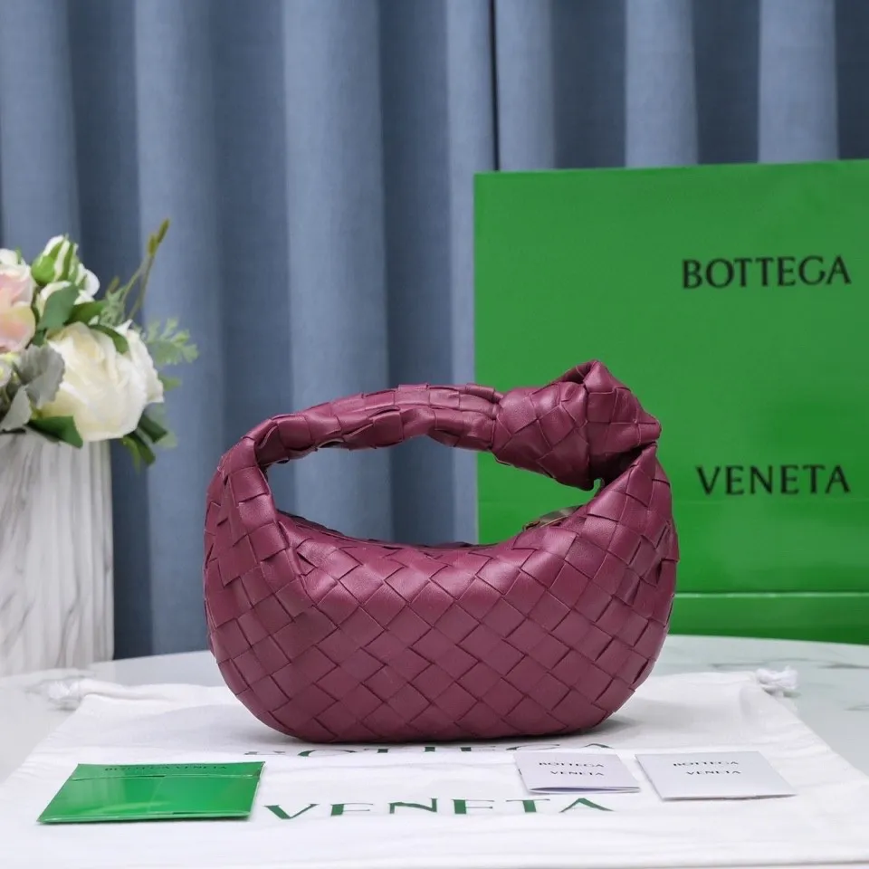 Batch 1120 BV Bottega Veneta's new early spring women's MINI JODIE handbag BV bag 🔥The new method is based on the original rounded corners, knotted with classic woven leather round hobo bag, The most iconic triangular pull-out design, using sheepskin draped soft shape, is super suitable for concave shapes~ Jodie feels really gentle to people, and is definitely the best item for daily matching. It has the same weave, new elements and twists, is compact and versatile, and is the new favorite of street style Internet celebrities! Dimensions: 23x28x8 Model: 6699-1
